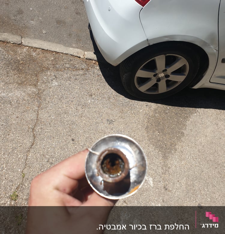 יד מחזיקה צינור מתכת חלוד